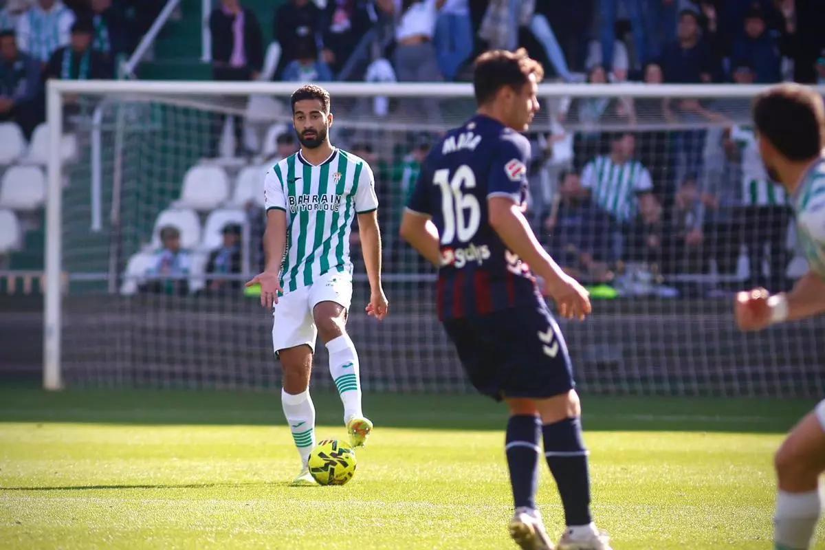 Rubén Alves, durante el Córdoba CF-Eibar, su último encuentro hasta el regreso con el Mirandés.