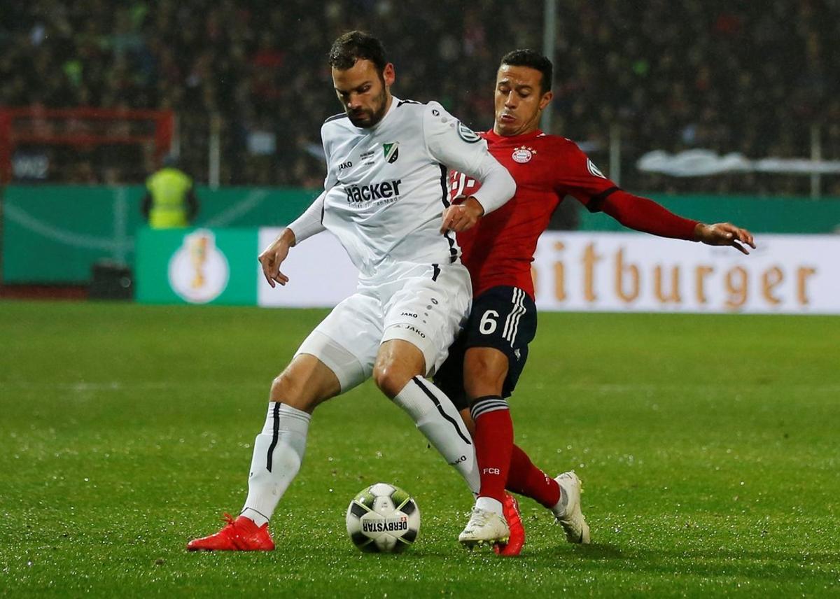 Soccer Football - DFB Cup - SV Roedinghausen v Bayern Munich - Stadion an der Bremer Brucke, Osnabruck, Germany - October 30, 2018   SV Roedinghausen’s Simon Engelmann in action with Bayern Munich’s Thiago  REUTERS/Leon Kuegeler  DFL regulations prohibit any use of photographs as image sequences and/or quasi-video