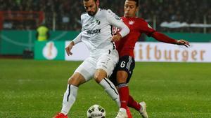 Soccer Football - DFB Cup - SV Roedinghausen v Bayern Munich - Stadion an der Bremer Brucke, Osnabruck, Germany - October 30, 2018   SV Roedinghausen’s Simon Engelmann in action with Bayern Munich’s Thiago  REUTERS/Leon Kuegeler  DFL regulations prohibit any use of photographs as image sequences and/or quasi-video