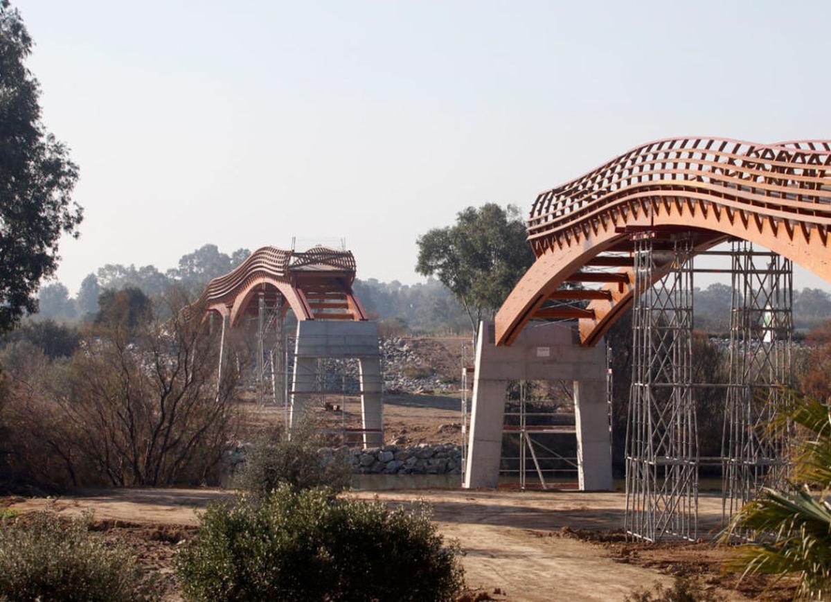 La instalación del último tramo del puente de madera sobre el río Guadalhorce comienza este martes 18 de febrero. La instalación del último tramo del puente de madera sobre el río Guadalhorce comienza este martes 18 de febrero.