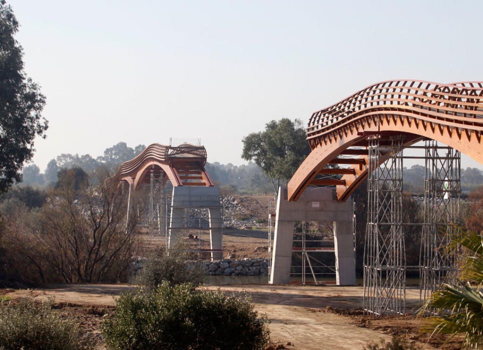 La instalación del último tramo del puente de madera sobre el río Guadalhorce comienza este martes 18 de febrero.