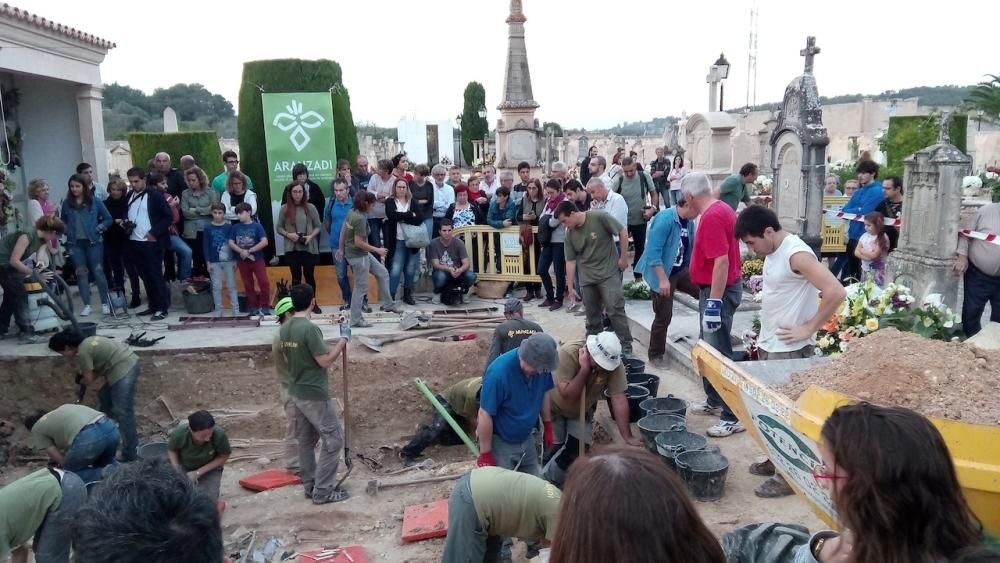 Tercera jornada de trabajos de exhumación en la fosa de Porreres