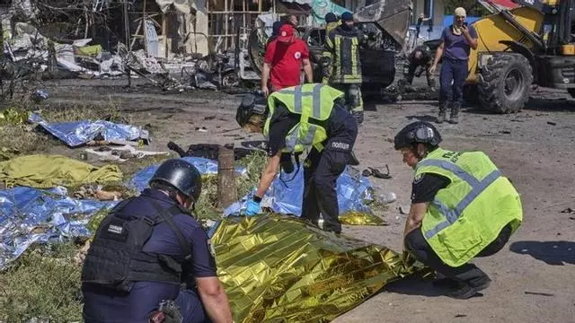 Un ataque con misiles rusos deja 10 muertos en la región de Járkov, Ucrania
