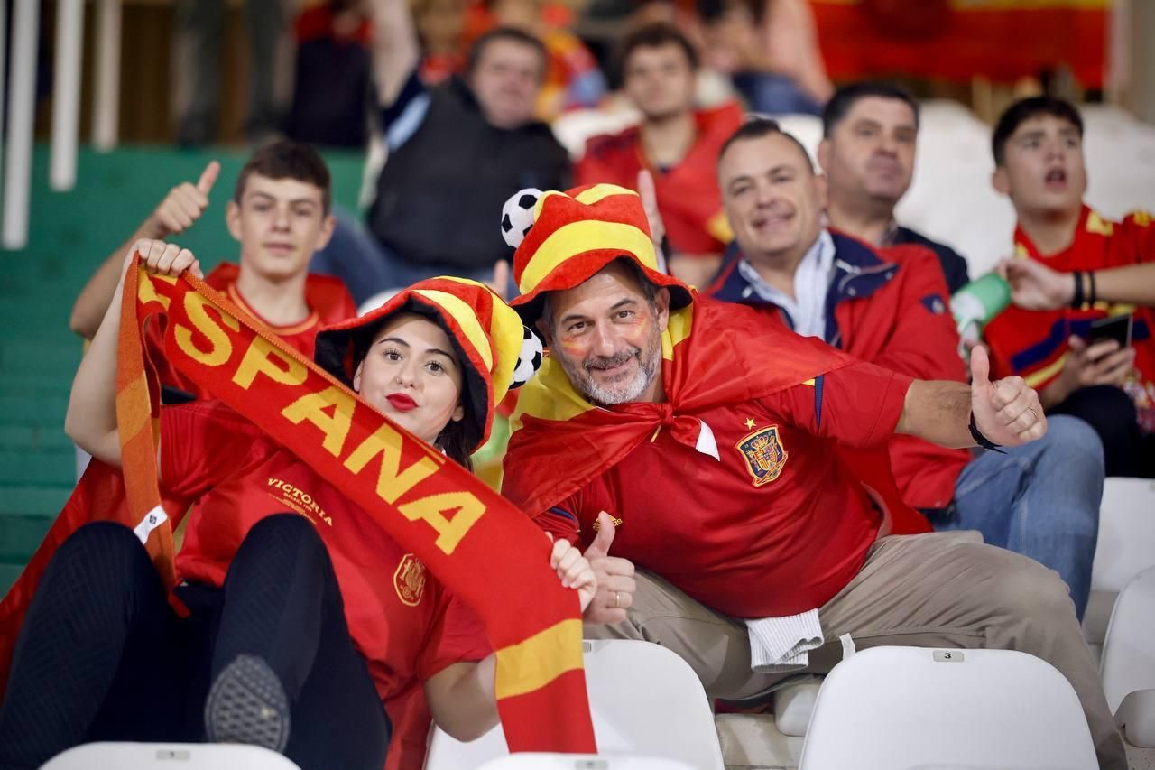 El apoyo de la afición cordobesa a la selección española, en imágenes
