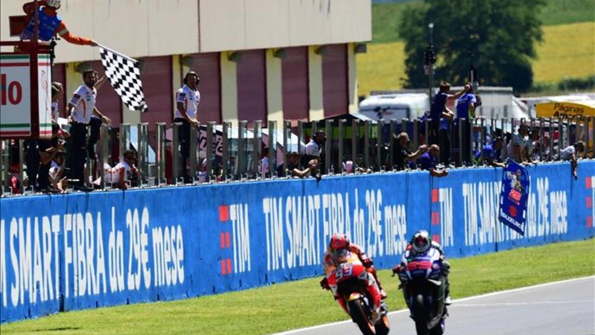 Lorenzo supera a Márquez en la línea de meta por 19 milñésimas en Mugello