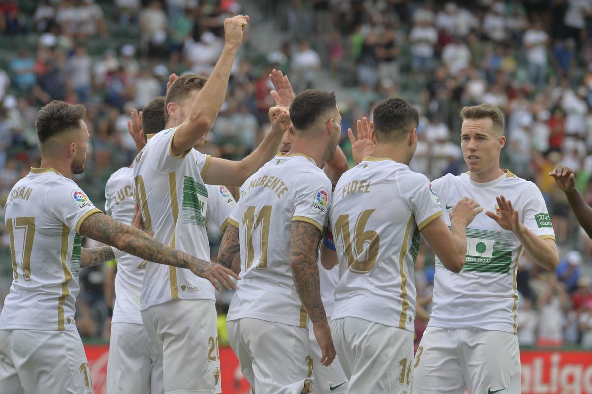 Los jugadores del Elche CF celebran un gol ante el Rayo Vallecano