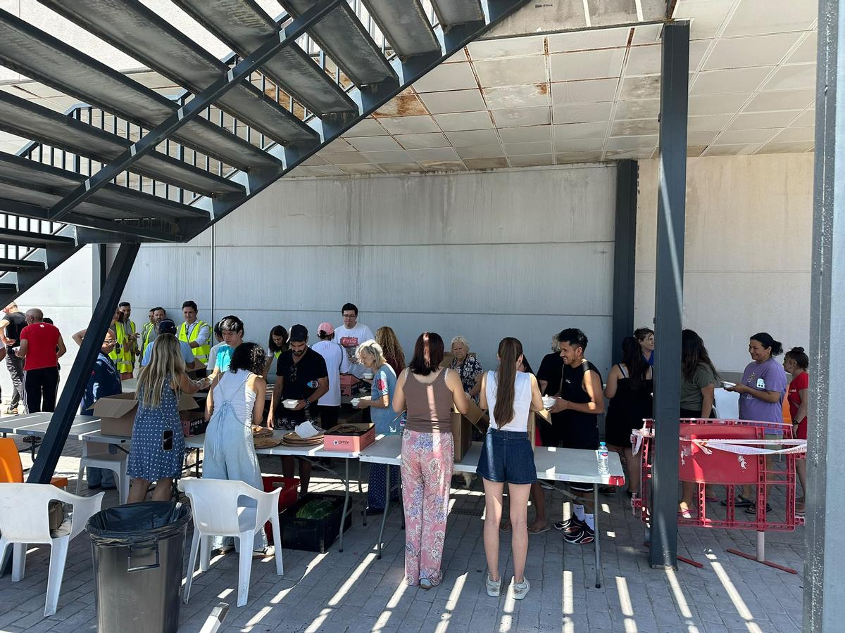 El polideportivo de Villaviciosa de Odón se ha convertido en refugio para quienes tuvieron que salir de casa con lo puesto por el avance del incendio.