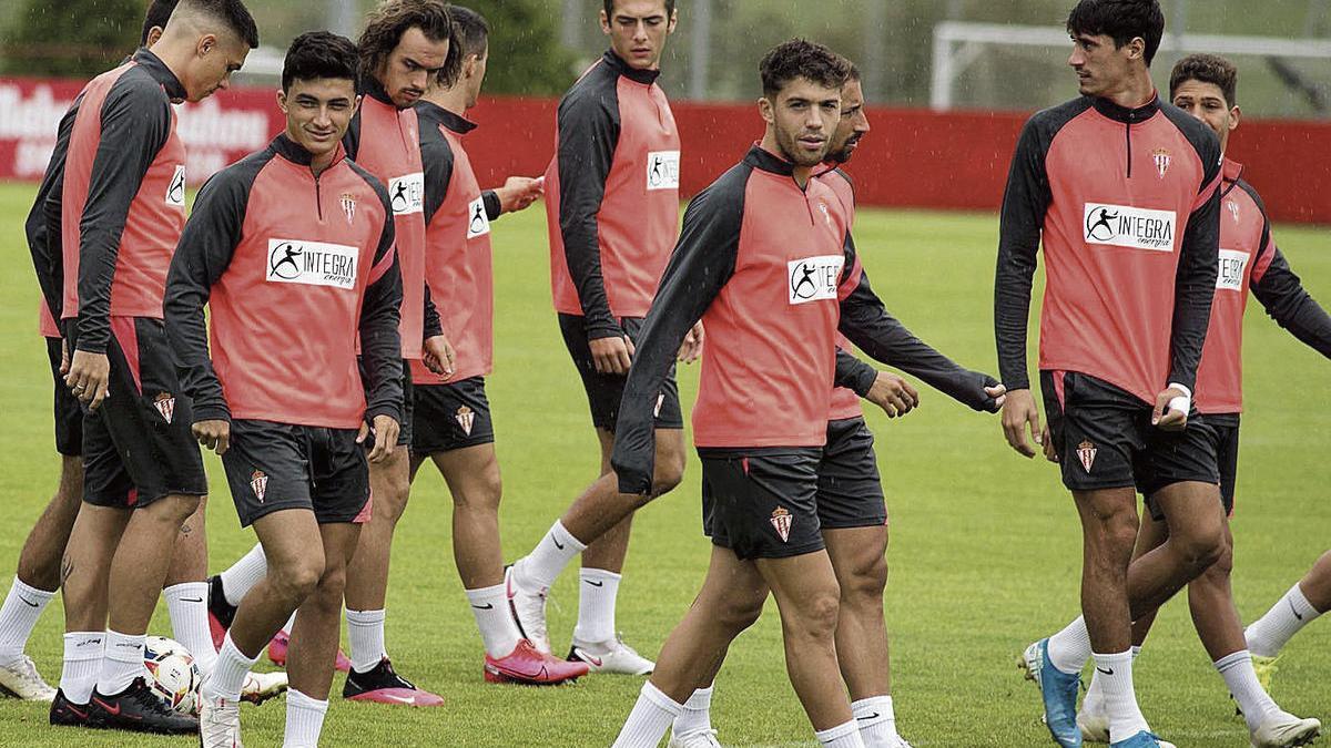 Nacho Méndez, en el centro, durante el entrenamiento del Sporting ayer en Mareo.