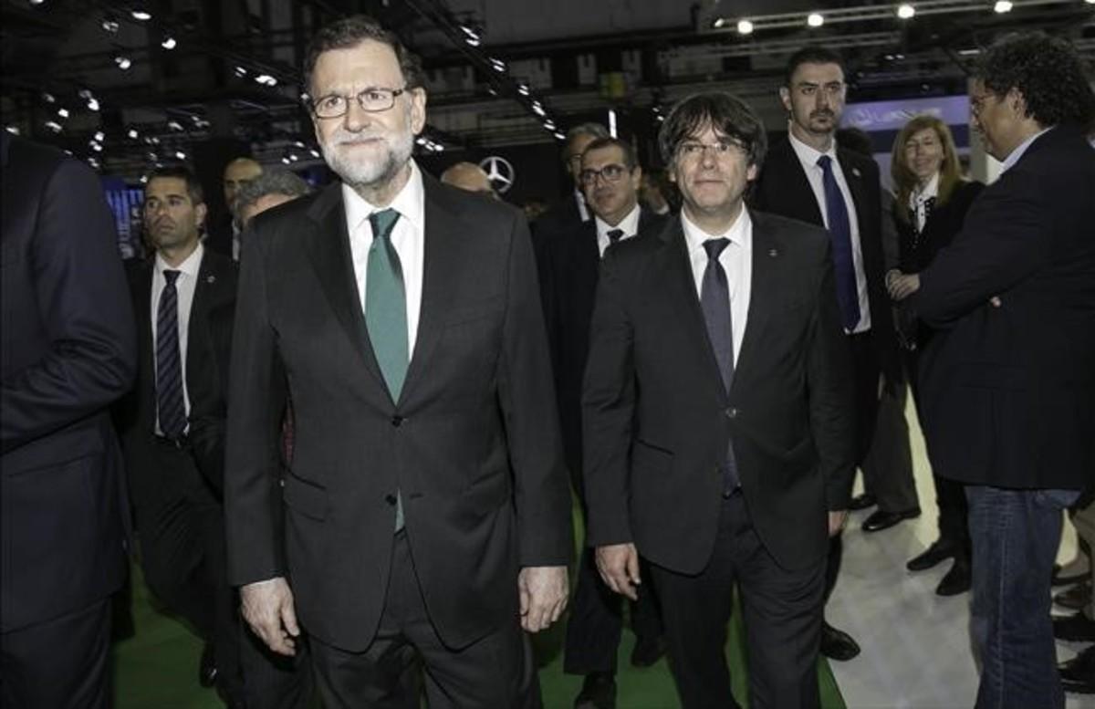 Los presidentes Mariano Rajoy y Carles Puigdemont, en el Salón del Automóvil de Barcelona, el pasado 12 de mayo.