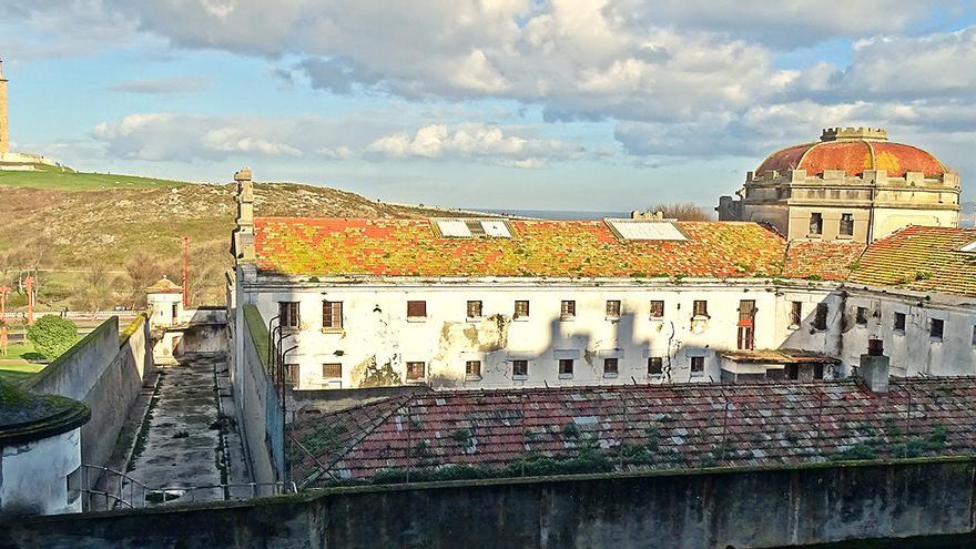 La ruina de la cárcel de A Coruña, una amenaza para la Torre de Hércules