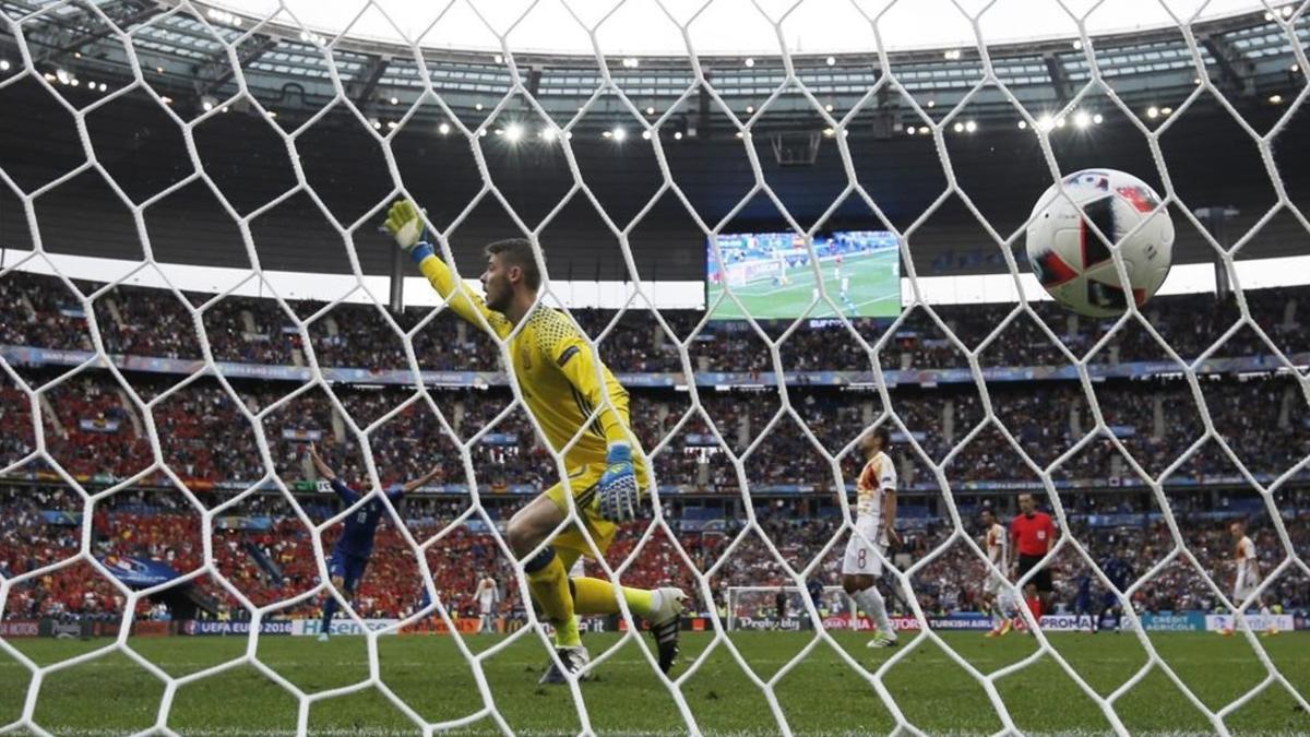 De Gea, superado, en el 2-0 de Italia que sentenció la eliminación de España.