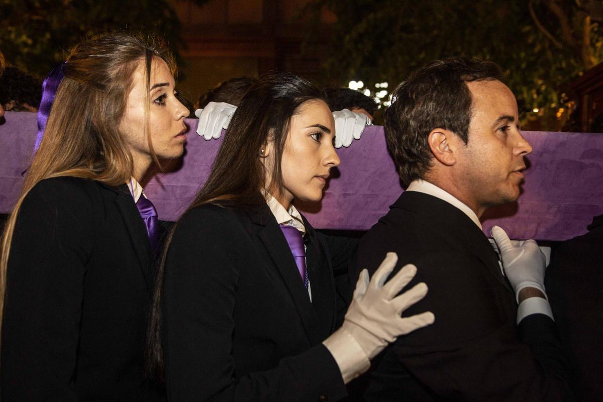 Procesión nocturna de la Hermandad Penitencial Stabat Mater en el Martes Santo de Alicante