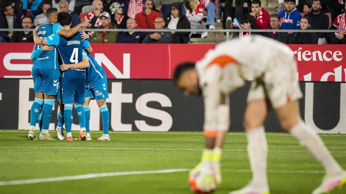 Los jugadores del Betis celebran el 0-1 de Johnny mientras Gazzaniga recoge el balón de su área.