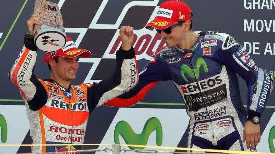 Lorenzo felicita a Pedrosa en el podio. // Javier Cebollada