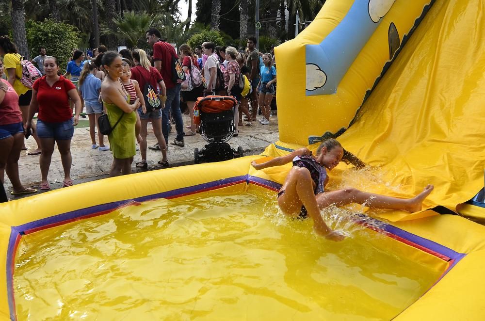 El calor se combate con la fiesta del agua en Elch