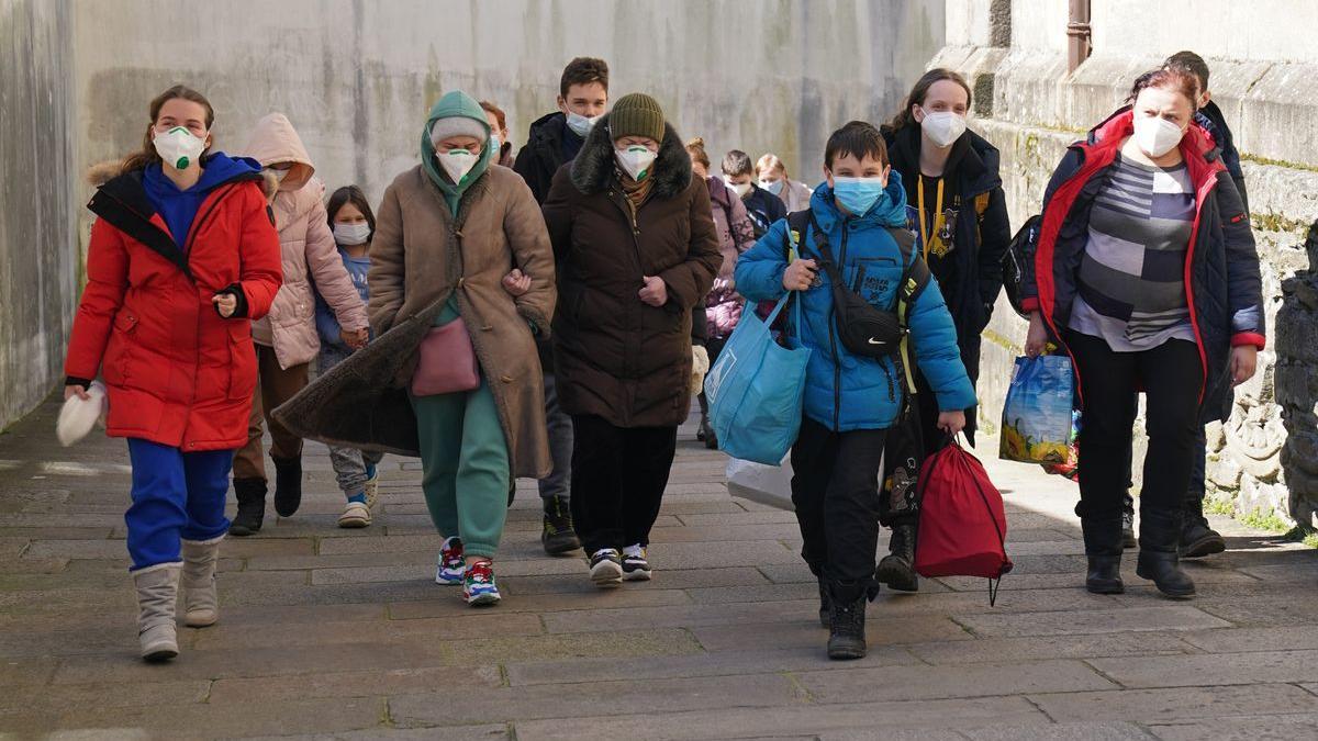 Un grupo de refugiados ucranianos llega a Santiago de Compostela.