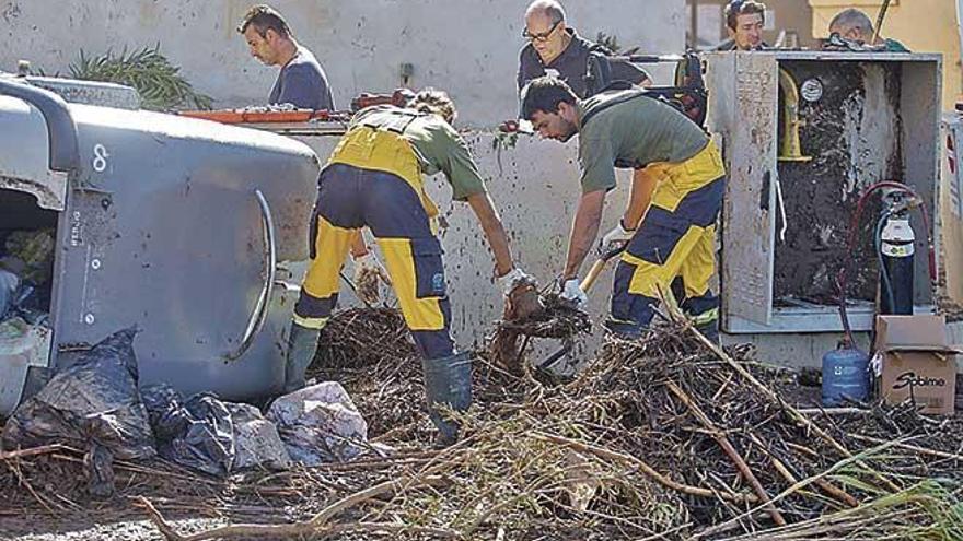 Agentes del Ibanat trabajando tras la riada del Llevant.