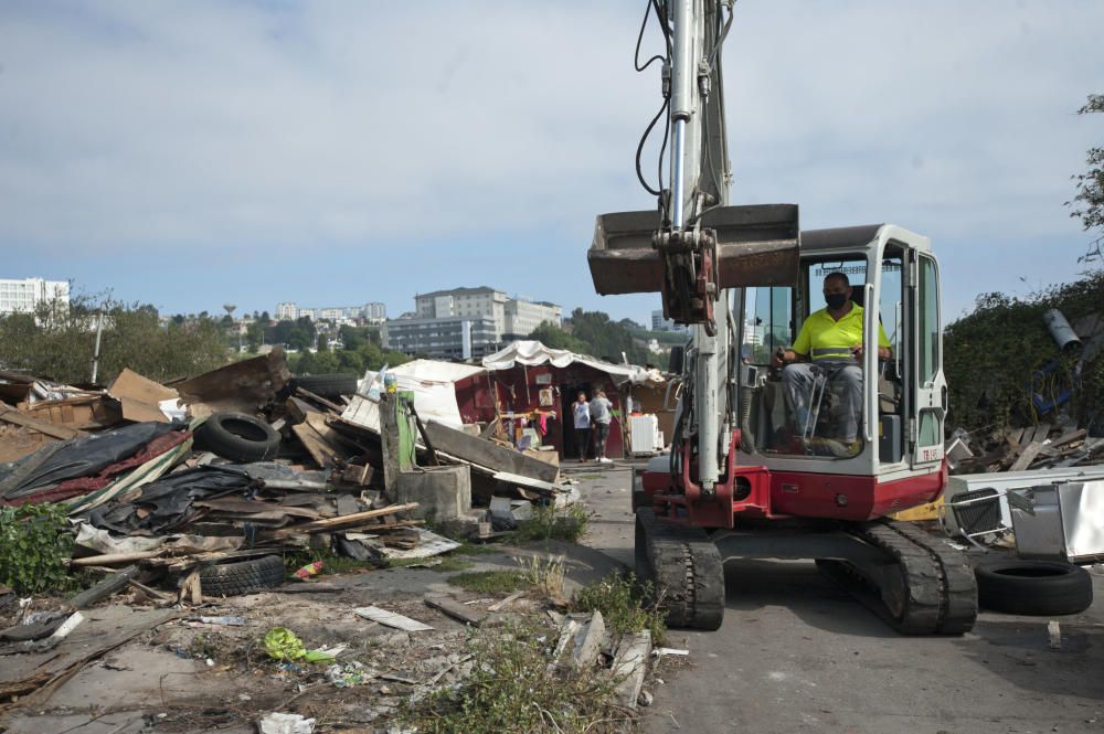 El Concello de A Coruña derriba cuatro chabolas