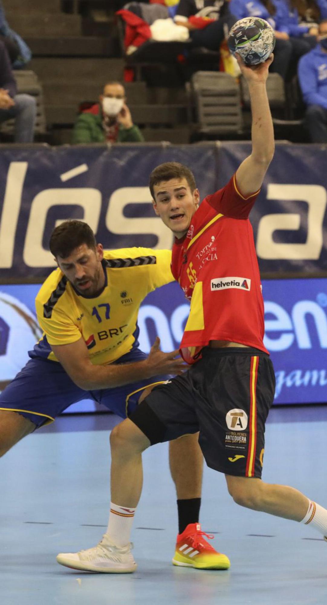 Ander Izquierdo protege el balón del acoso de un rival.