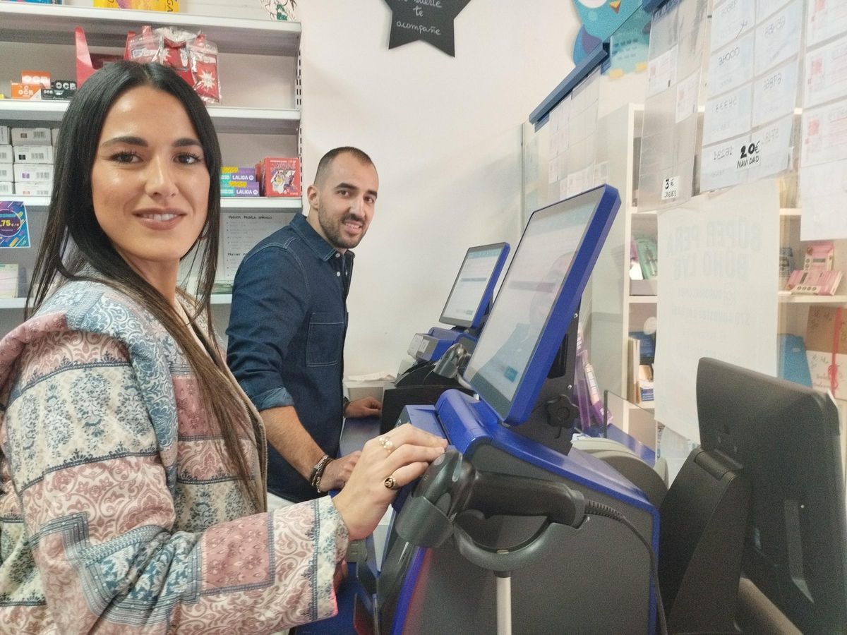 Lucía García y Sergio García en el mostrador de Apuestas y Loterías del Estado.