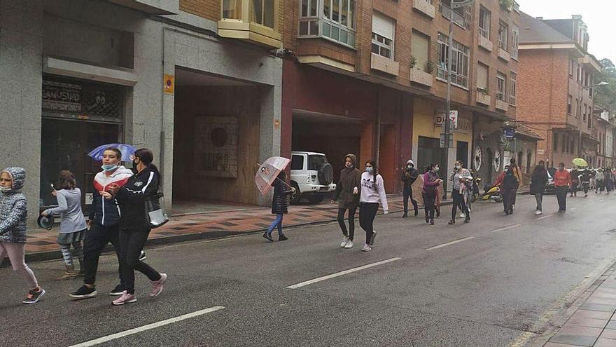 Escolares y padres de alumnos, el viernes, protestando por las calles de Mieres.