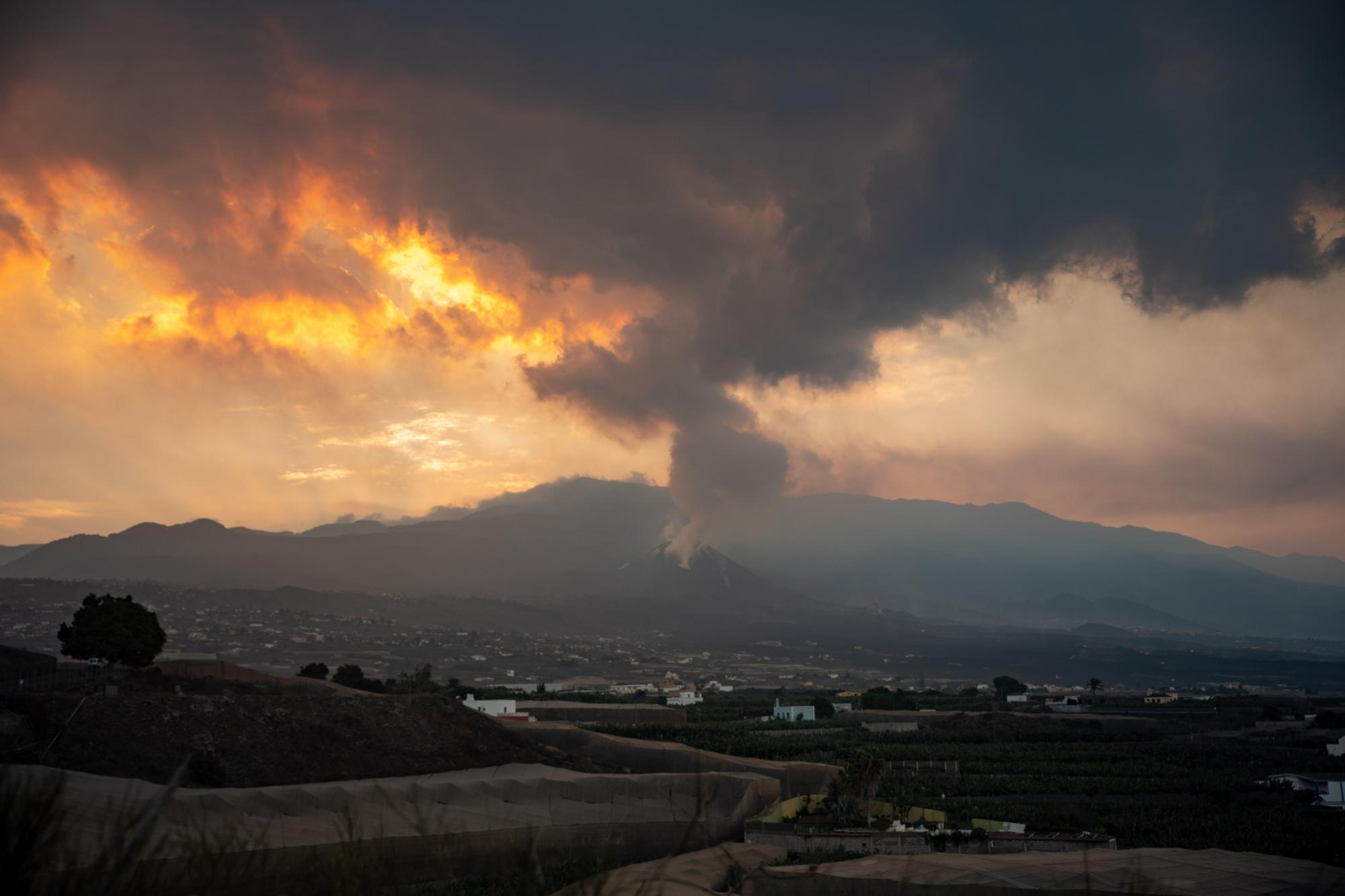 Nube de ceniza y lava que expulsa el volcán de Cumbre Vieja este martes