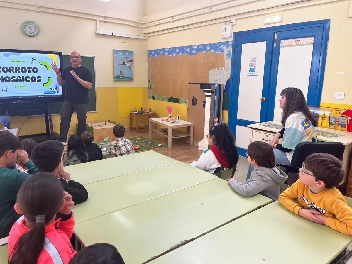 Una de las clases de artesanía de Juan Guerra en el colegio de Villalegre.