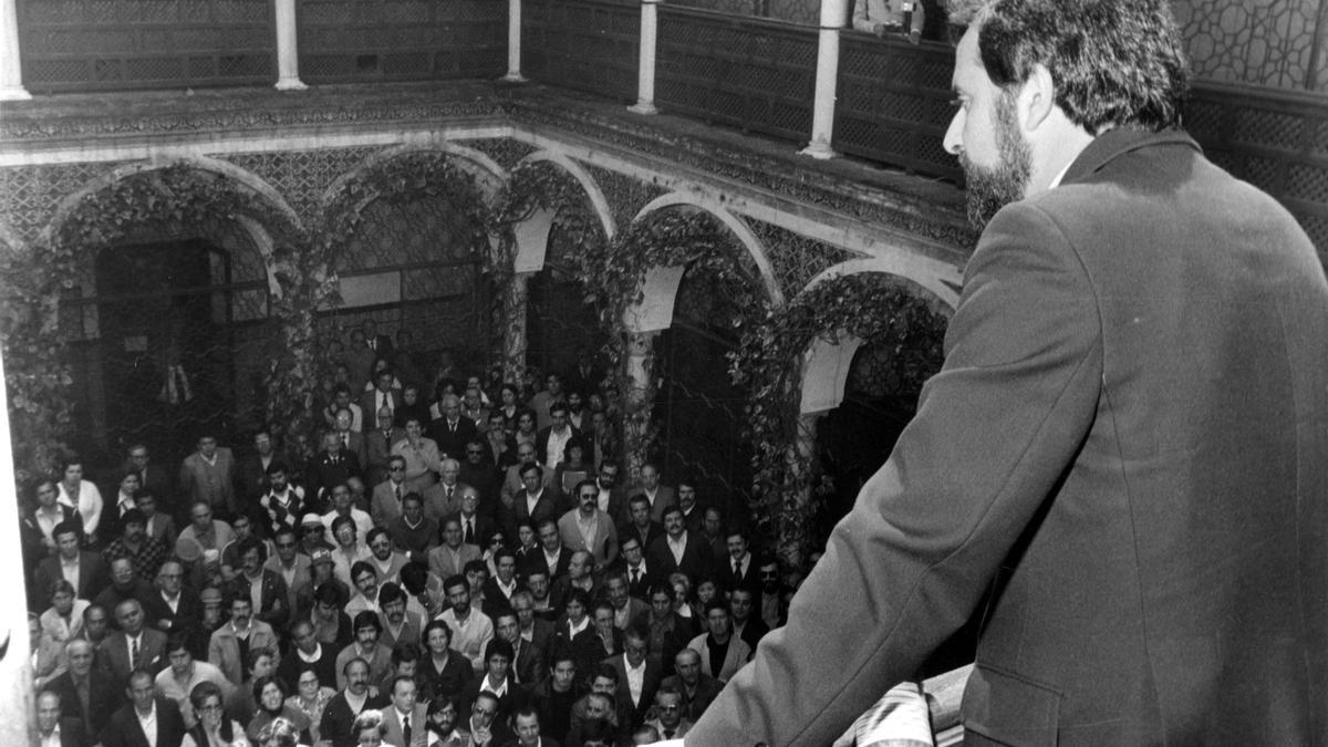 El alcalde Julio Anguita se dirige a los cordobeses tras su investidura el 19 de julio de 1979.