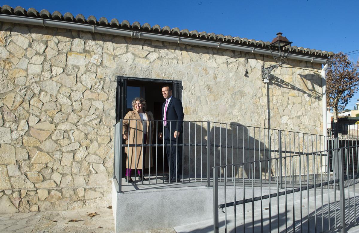 Herrero y Mompó en la visita al centro de respiro para enfermos de Alzheimer de Benigànim.