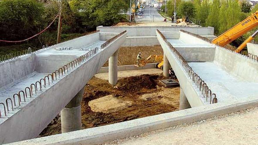 El puente de la Avenida Xosé Cuiña, ayer, avanza con la colocación de las vigas.