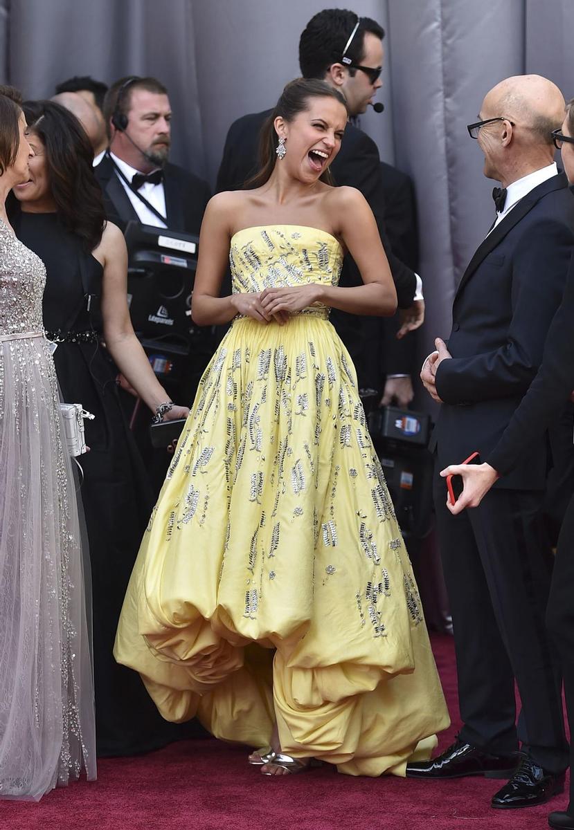 Alicia Vikander riéndose a carcajada limpia en los Oscar 2016