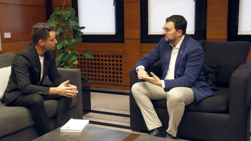 Fran del Cid y Adrián Barbón, ayer, en la sede de Presidencia.