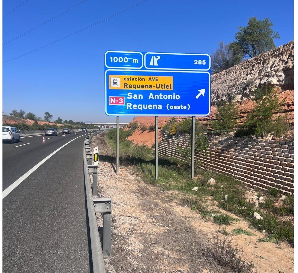 Señal de tráfico que indica la dirección hacia la pedanía San Antonio de Requena.