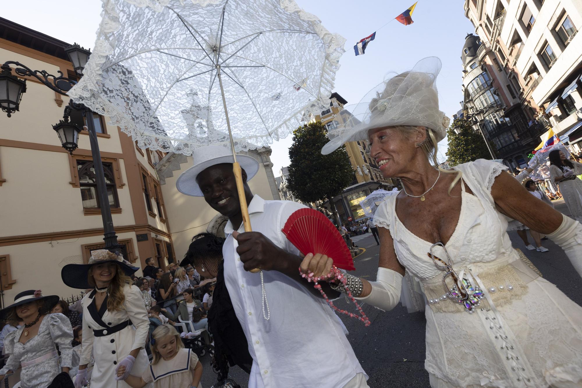 En Imágenes: El Desfile del Día de América llena las calles de Oviedo en una tarde veraniega