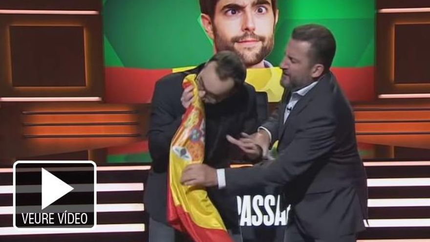 Jair Domínguez esnifa la bandera espanyola a TV3