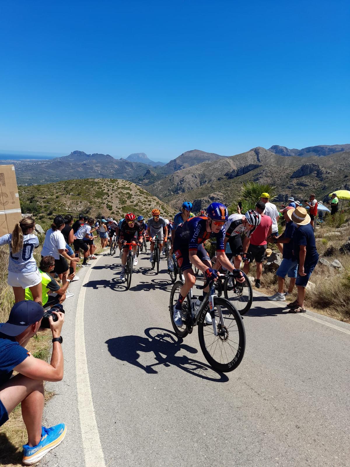 Las imágenes de la durísima ascensión al Miserà, el puerto de la Marina Alta inédito en la Vuelta