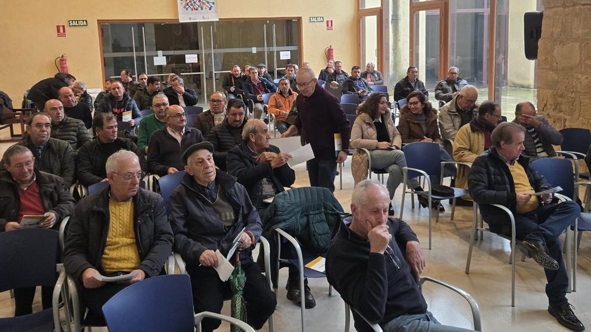 Socios de la cooperativa asisten a la última asamblea general celebrada en Villalpando.