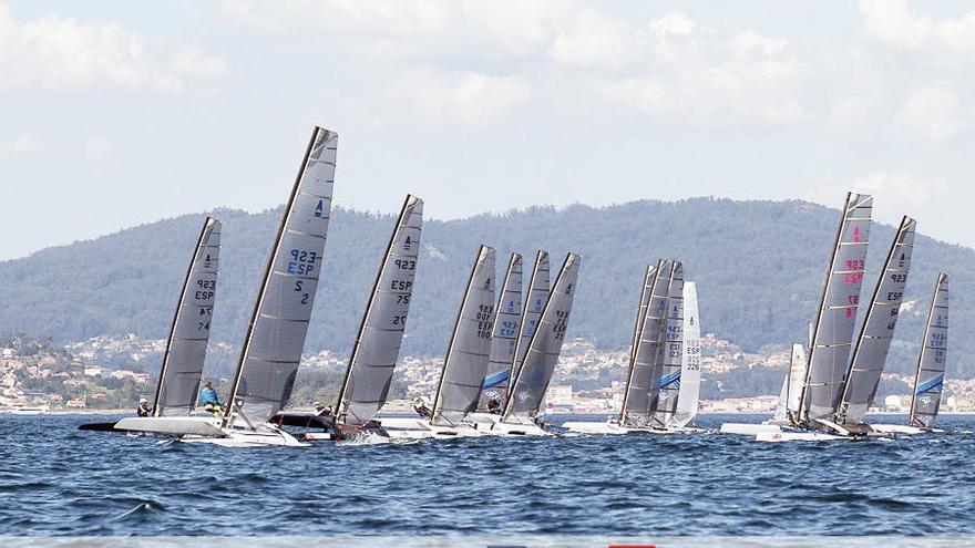 La flotilla, durante una de las regatas de ayer. // Luiís Fraguas