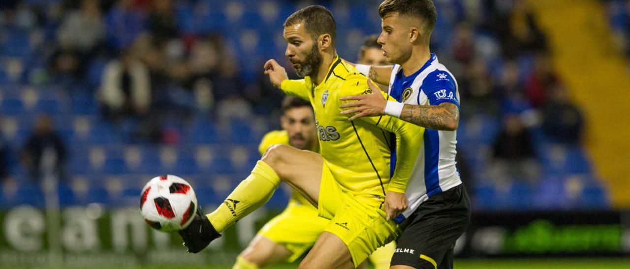 El blanquiazul Pol Roigé presiona a un jugador del Ejea durante el choque disputado en el Rico Pérez y que finalizó 2-0.