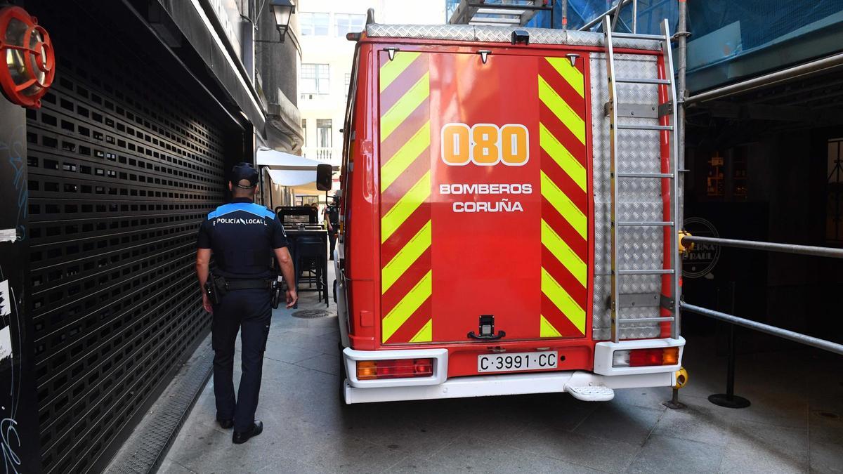 Vehículo de bomberos y agente de la Policía Local, en un ensayo el año pasado.