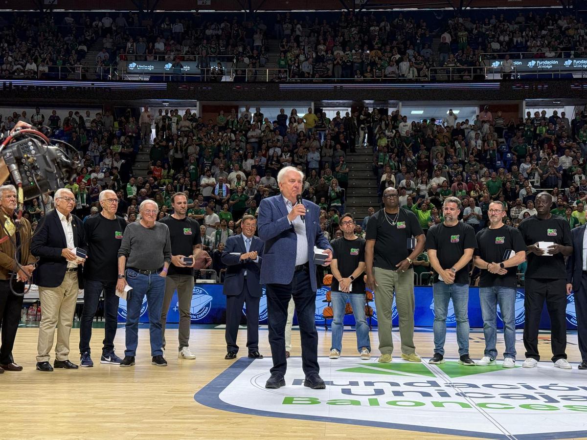 Boza Maljkovic, recibe el escudo de Oro del Unicaja Baloncesto.