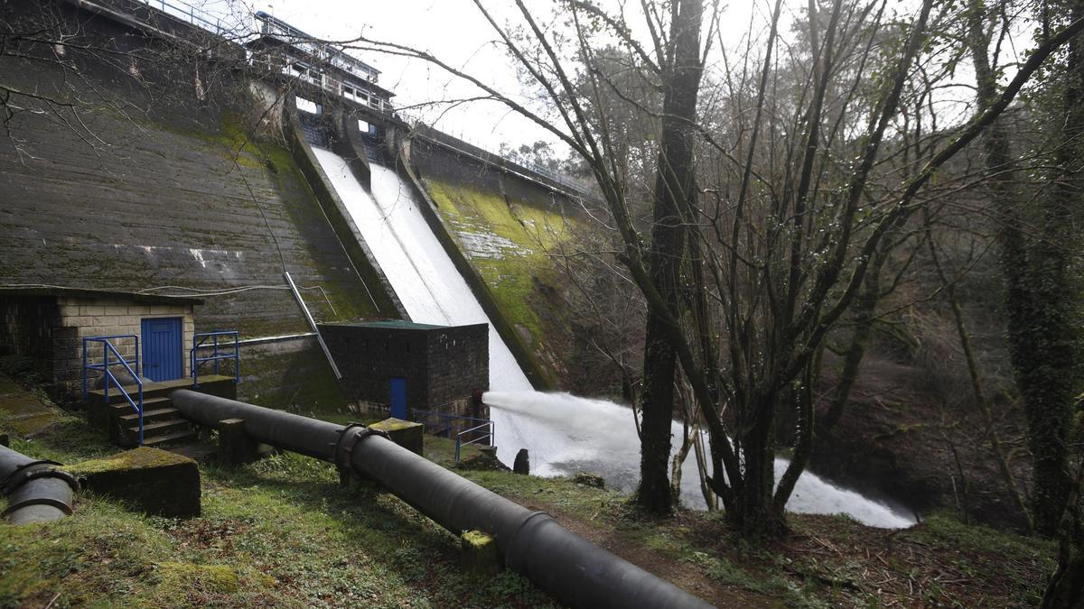 La crecida del río Miñor provoca inundaciones a su paso por Gondomar