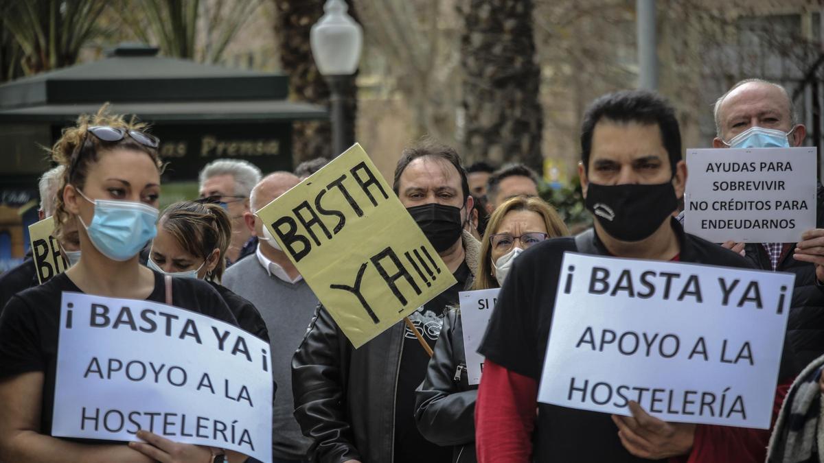 Protesta de los hosteleros en Alicante contra el cierre de la hostelería