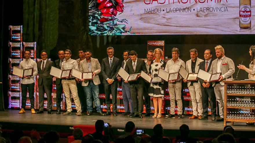 Los premiados de la pasada edición en el Teatro Guimerá, con sus galardones junto a representantes de las empresas organizadoras.