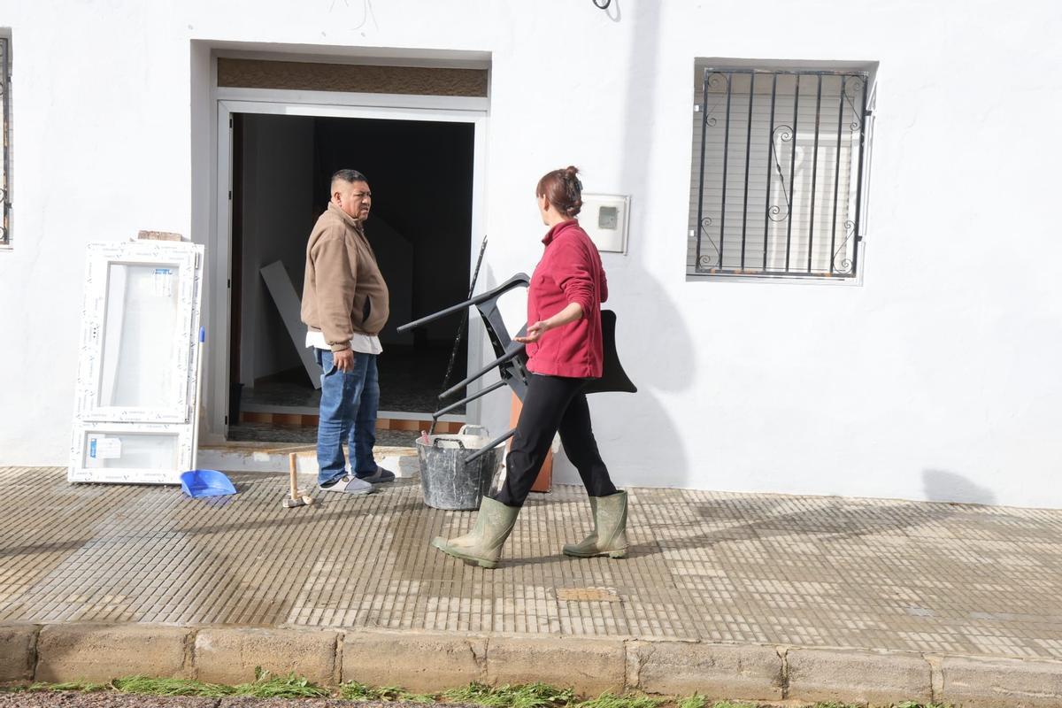 Vecinos de Cogullada limpian en barro de sus casas tras la inundación Vecinos de Cogullada limpian en barro de sus casas tras la inundación
