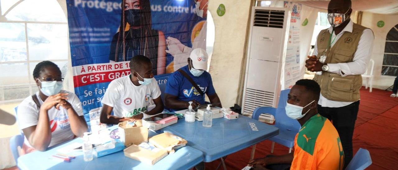 Un ciudadano acude a un punto de vacunación contra el covid-19 en Costa de Marfil, en África.