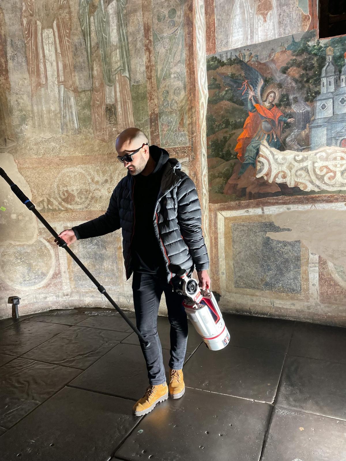 Trabajos de medición y toma de imágenes en la catedral de Santa Sofía de Kiev.