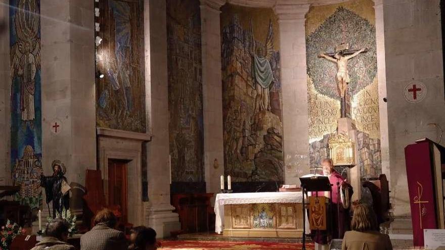 El presbiterio de la Concatedral, durante la misa celebrada ayer. // Marta G.Brea