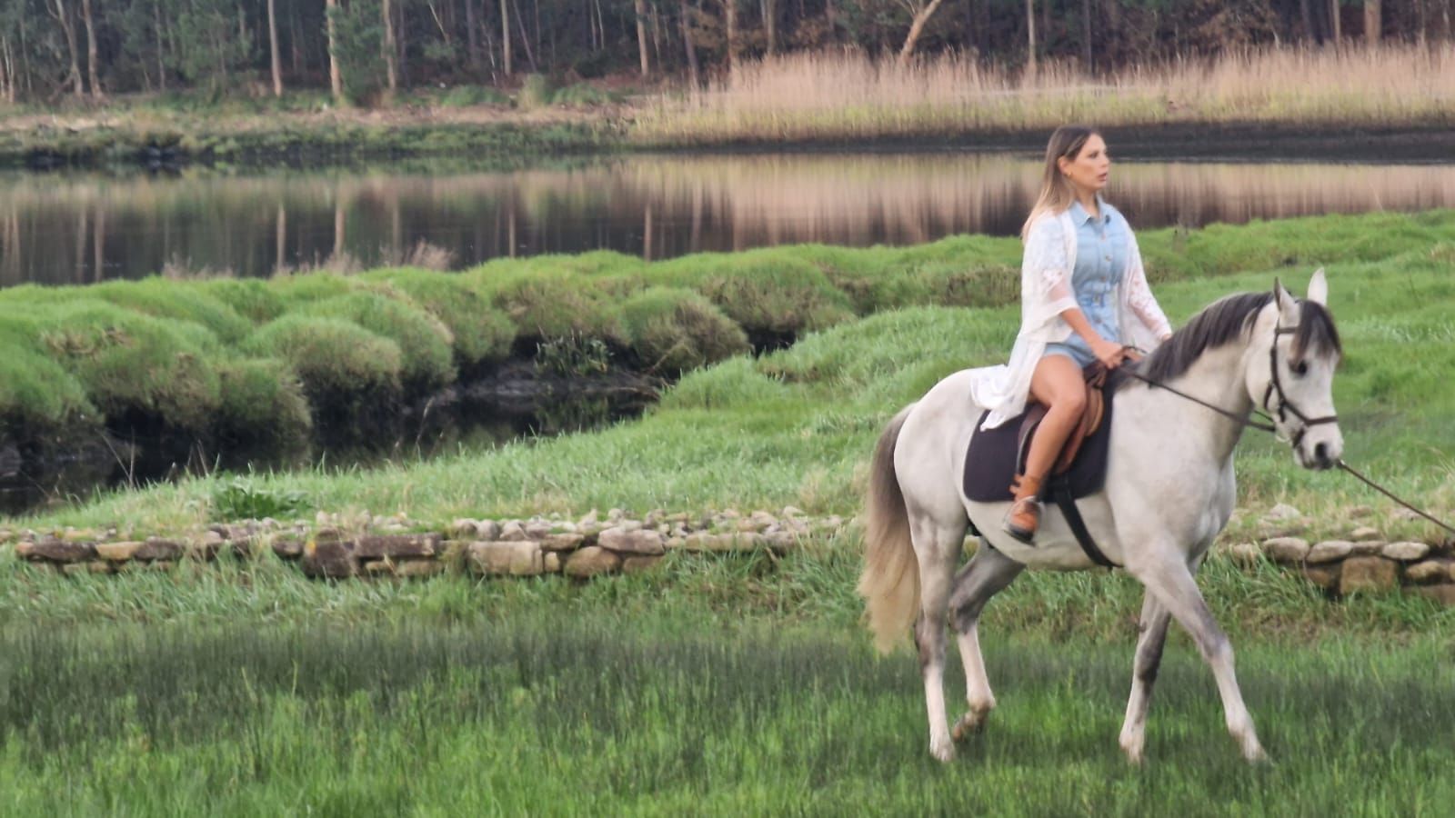 La actriz y presentadora Beatriz Serén durante el rodaje de "Junto a ti", el videoclip del último trabajo de Roi Casal, dirigido por Virvi Fraga.