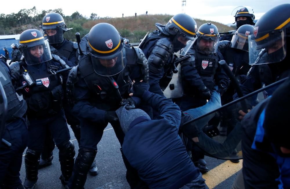 La Gendarmeria francesa retira els manifestants de